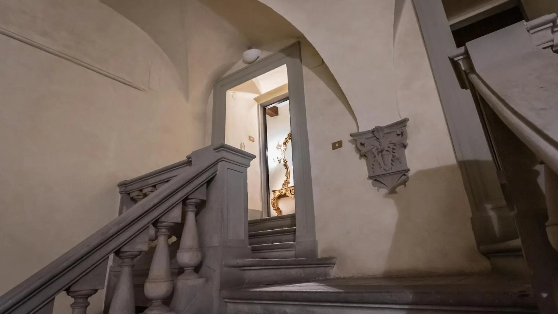 Santo Spirito Frescoed 6 Sleeps Apartment Florenz