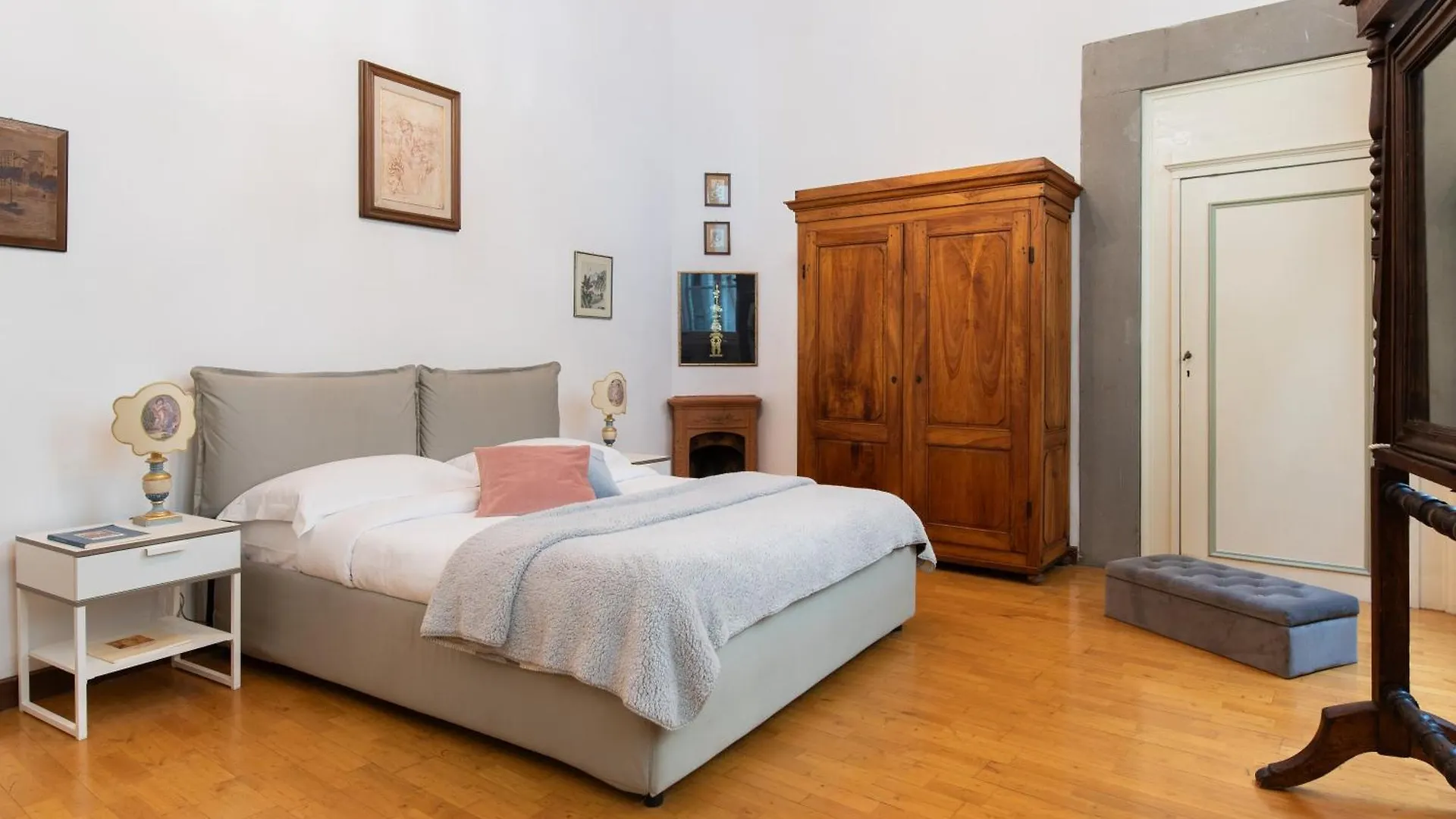 Santo Spirito Frescoed 6 Sleeps Apartment Florenz